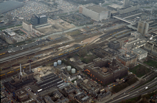 831992 Luchtfoto van het NS-station Utrecht C.S. te Utrecht en omgeving met rechtsonder de Administratiegebouwen (HGB ...